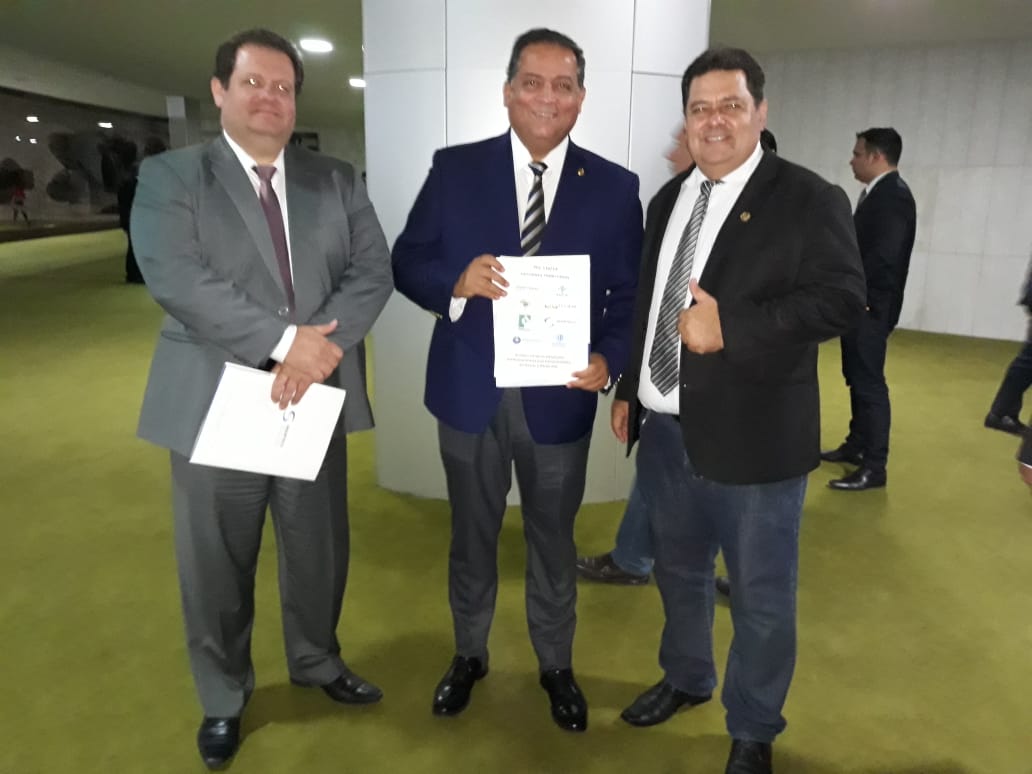 Wanderci Polaquini com vice-líder do governo Carlos Eduardo Torres Gomes do MDB de Tocantins e representante também do Tocantins.